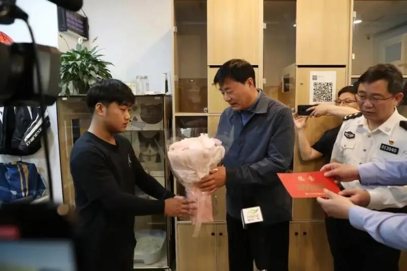 小伙扶起醉酒摔倒老人反被指责，后续来了