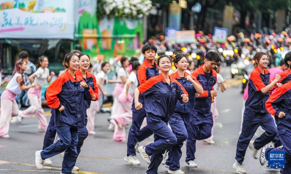 贵阳举行民族巡游大联欢活动