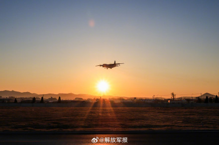 战机与霞光同框，美！