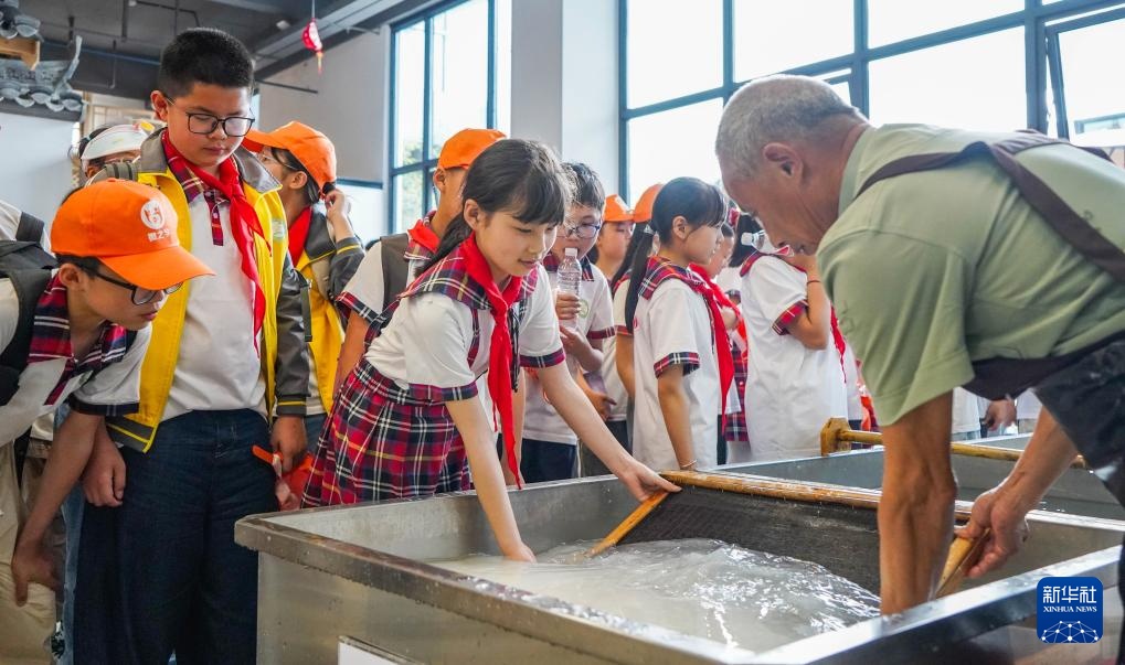 新华全媒+·小镇有非遗丨非遗宣纸焕新生 新华全媒+·小镇有非遗丨非遗宣纸焕新生