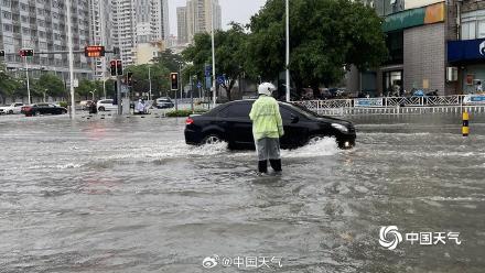 广西南宁遭遇大暴雨 城区内涝严重车行如船 广西南宁遭遇大暴雨 城区内涝严重车行如船