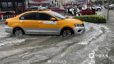 广西南宁遭遇大暴雨 城区内涝严重车行如船 广西南宁遭遇大暴雨 城区内涝严重车行如船