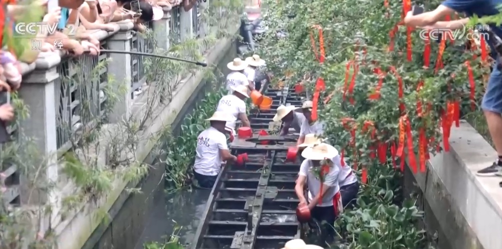 起龙仪式、夜训、苦练、非遗体验……龙舟文化成为中国独特“文化名片” 起龙仪式、夜训、苦练、非遗体验……龙舟文化成为中国独特“文化名片”