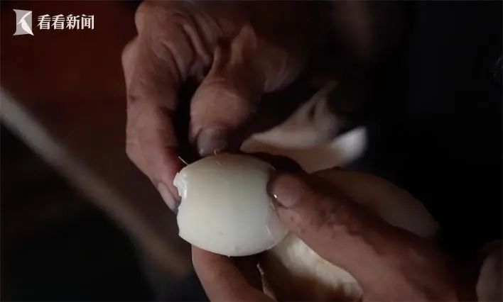 重庆网红渡轮用直播打赏请卖菜老人吃早饭！