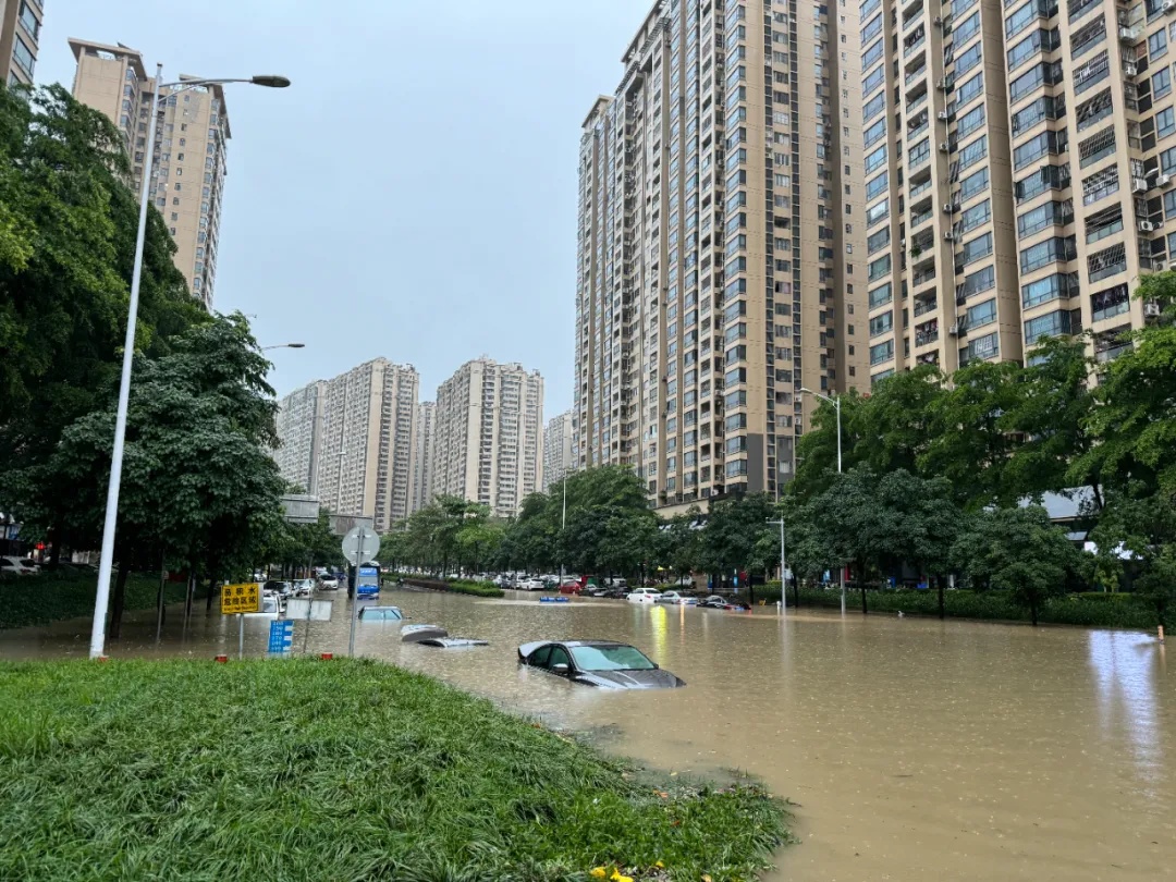 广西南宁暴雨致城区内涝、车辆被淹!多地发布预警→ 广西南宁暴雨致城区内涝、车辆被淹!多地发布预警→