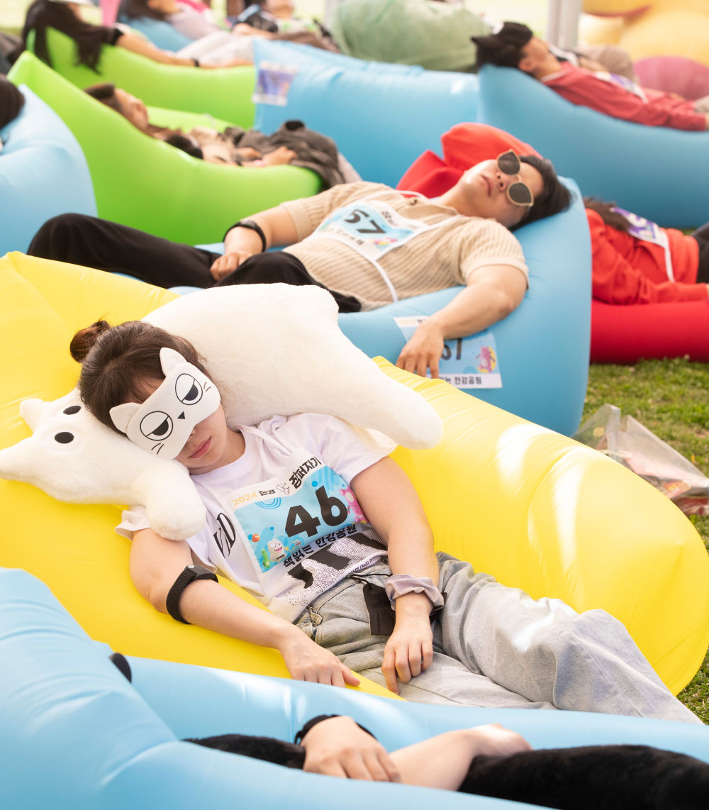 韩国首尔：比比谁是睡觉大王