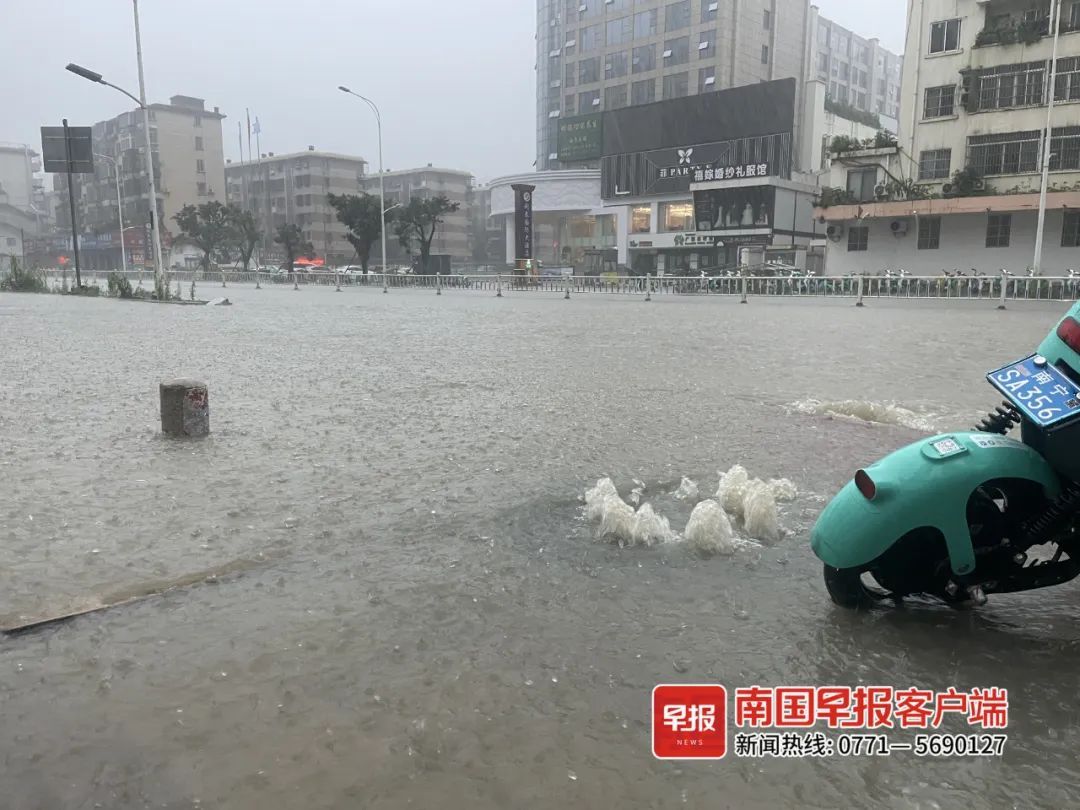 特大暴雨来了！南宁多条道路积水严重，有车辆被淹！暴雨红色预警发布→