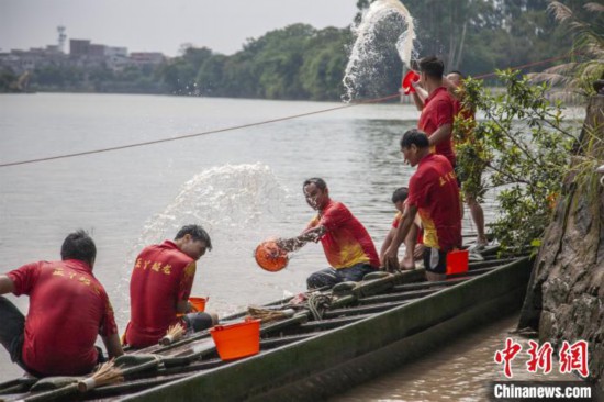 广东开启龙舟季 东莞龙舟盛宴热闹登场