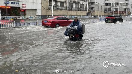 广西南宁遭遇大暴雨 城区内涝严重车行如船 广西南宁遭遇大暴雨 城区内涝严重车行如船