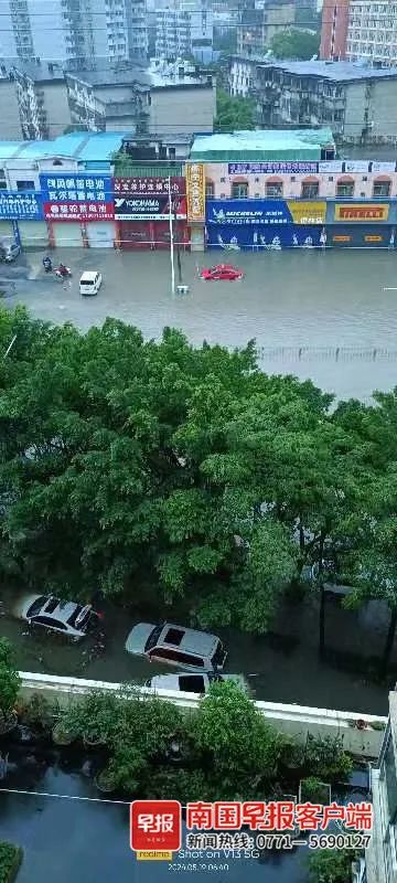 特大暴雨来了！南宁多条道路积水严重，有车辆被淹！暴雨红色预警发布→