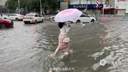 广西南宁遭遇大暴雨 城区内涝严重车行如船 广西南宁遭遇大暴雨 城区内涝严重车行如船