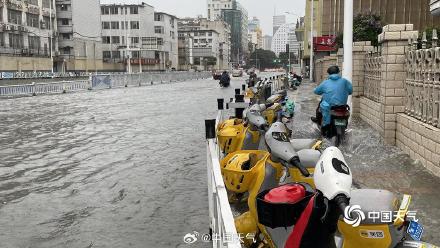 广西南宁遭遇大暴雨 城区内涝严重车行如船 广西南宁遭遇大暴雨 城区内涝严重车行如船