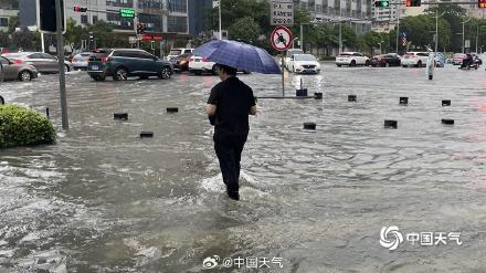 广西南宁遭遇大暴雨 城区内涝严重车行如船 广西南宁遭遇大暴雨 城区内涝严重车行如船
