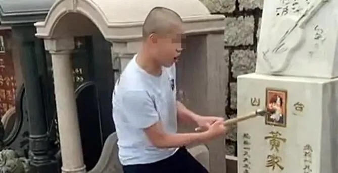 突发！黄家驹墓碑遭涂污，两人被拘！