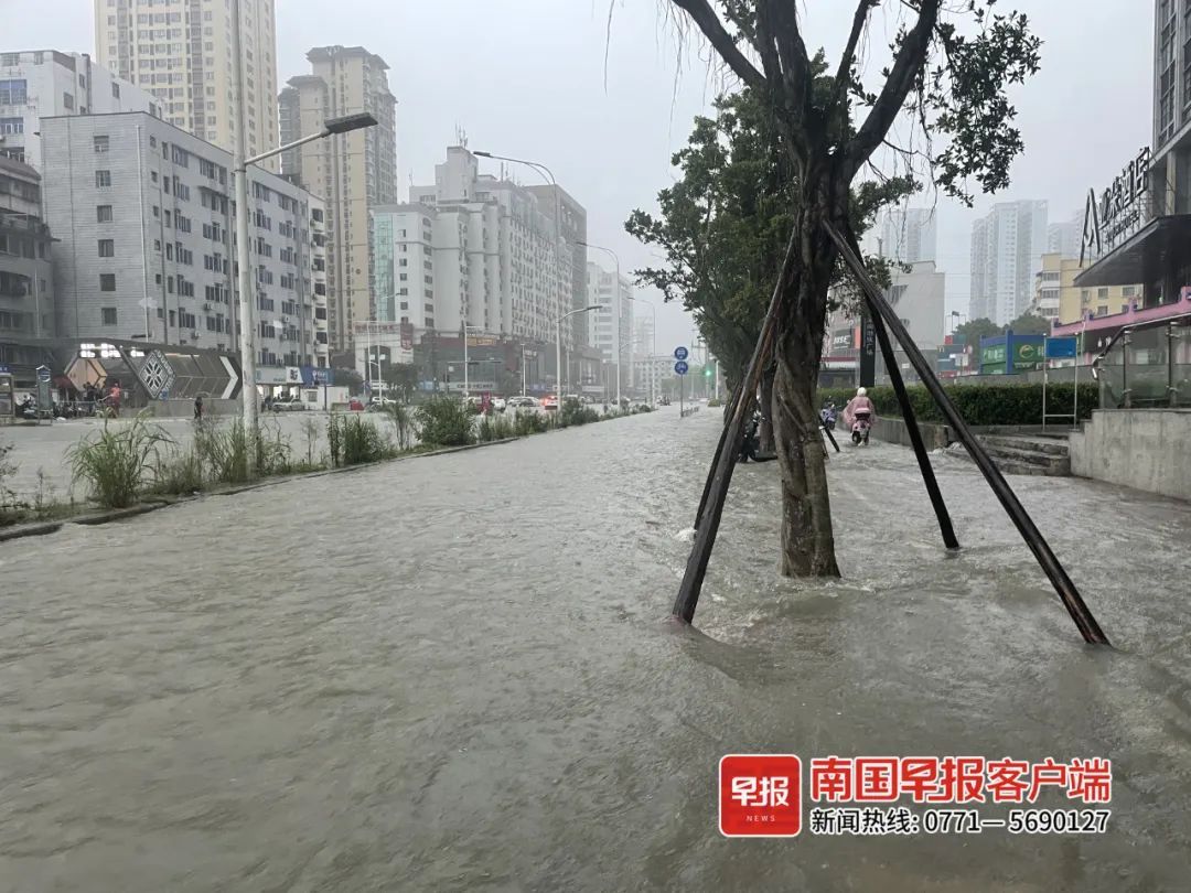 特大暴雨来了！南宁多条道路积水严重，有车辆被淹！暴雨红色预警发布→
