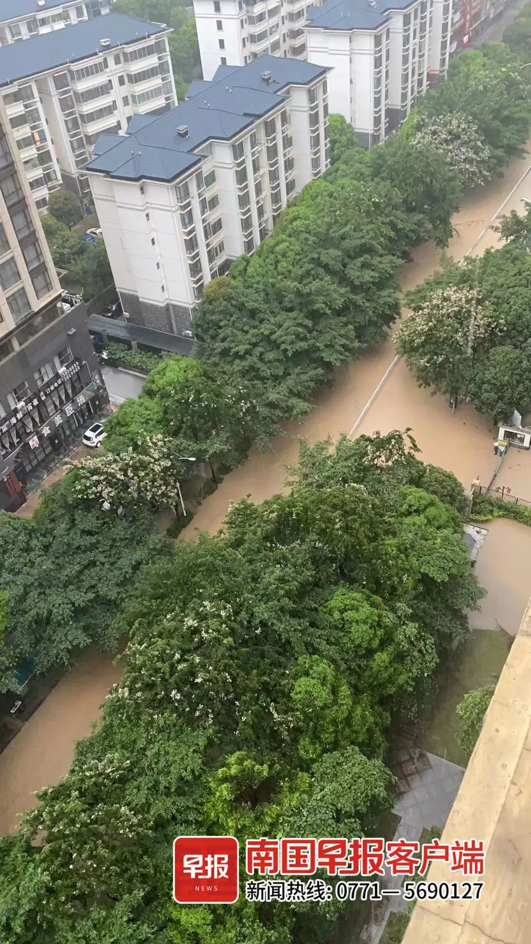 特大暴雨来了！南宁多条道路积水严重，有车辆被淹！暴雨红色预警发布→