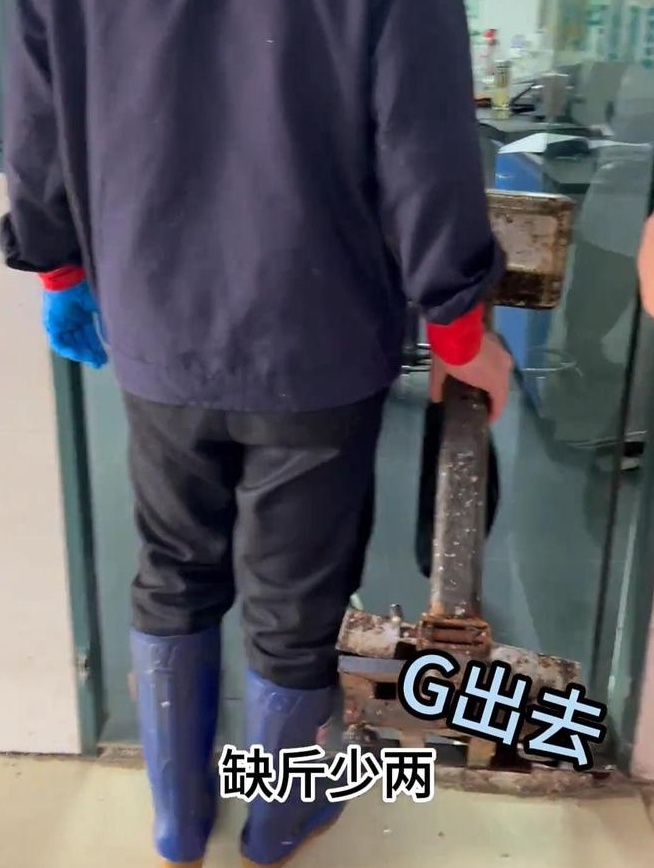 “买鱼缺斤少两还被抢摔手机”！又一地发生了