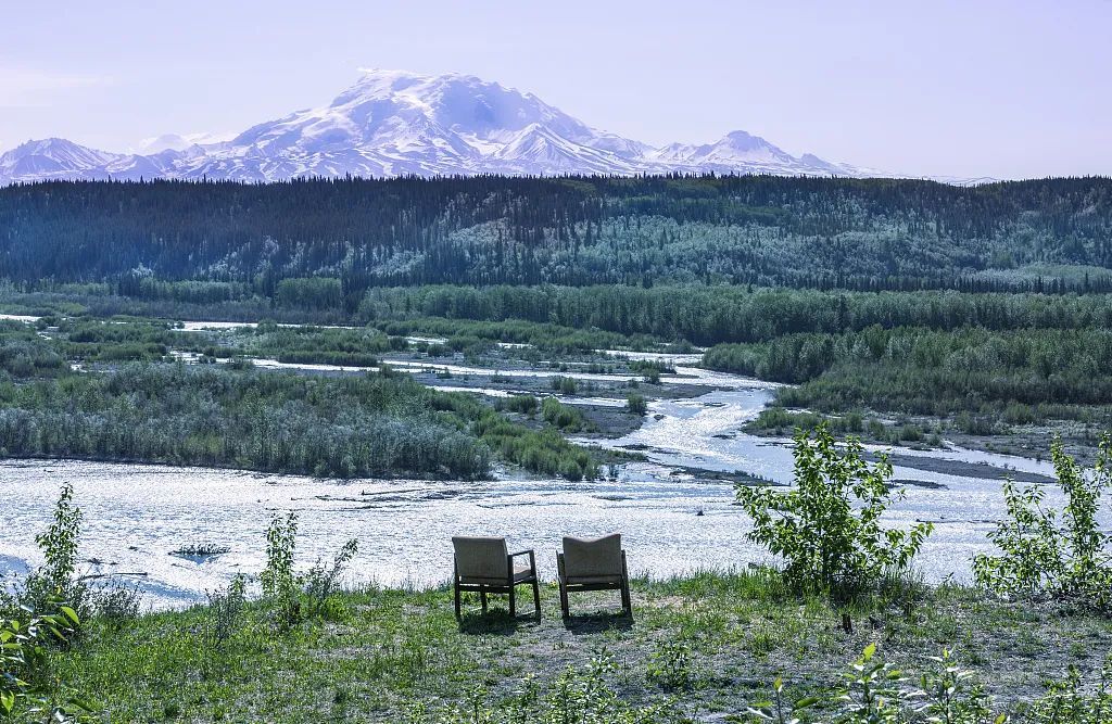 “一亿人挤爆小城市！”“反向旅游”怎么就火了？