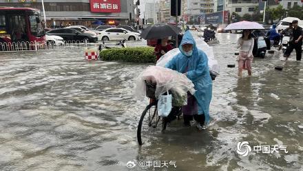 广西南宁遭遇大暴雨 城区内涝严重车行如船 广西南宁遭遇大暴雨 城区内涝严重车行如船