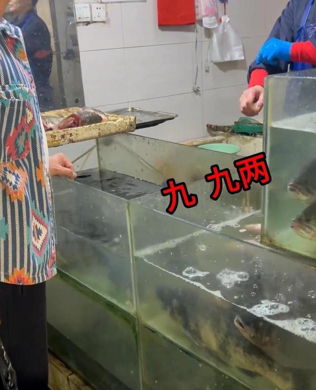“买鱼缺斤少两还被抢摔手机”！又一地发生了
