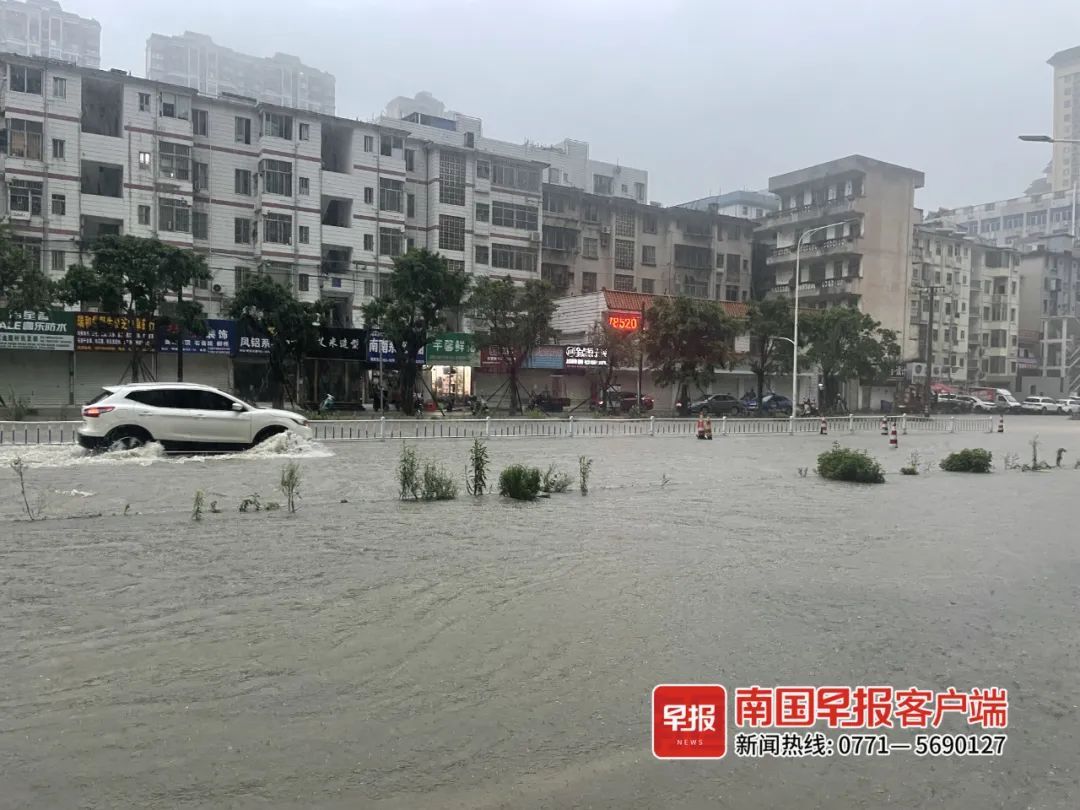 特大暴雨来了！南宁多条道路积水严重，有车辆被淹！暴雨红色预警发布→
