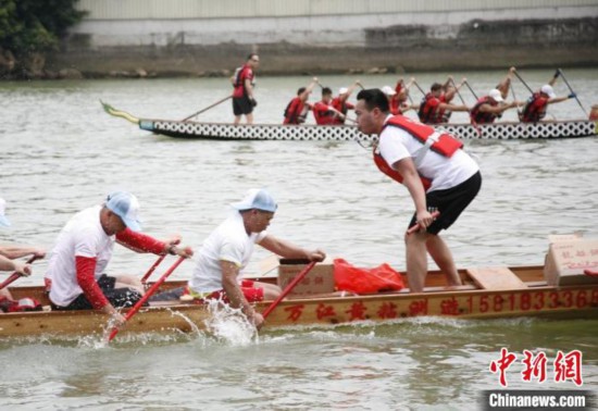 广东开启龙舟季 东莞龙舟盛宴热闹登场