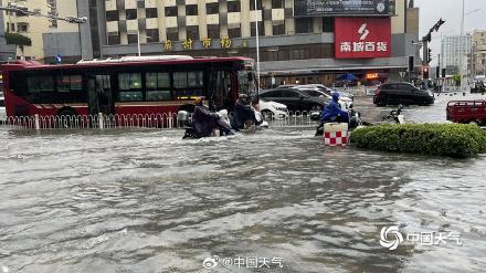 广西南宁遭遇大暴雨 城区内涝严重车行如船 广西南宁遭遇大暴雨 城区内涝严重车行如船