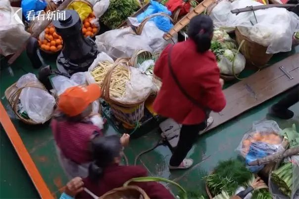 重庆网红渡轮用直播打赏请卖菜老人吃早饭！