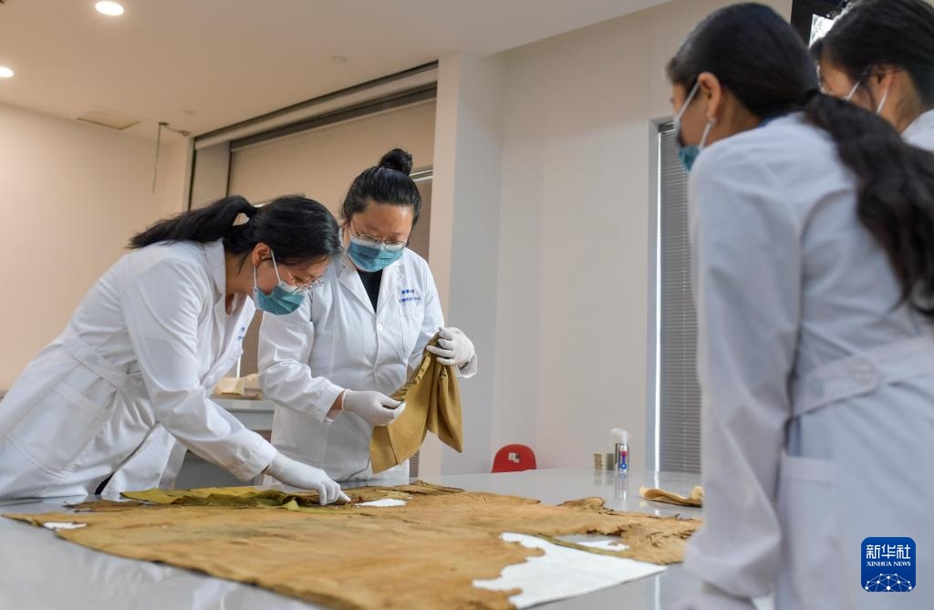 新疆文物修复师:用指尖匠心唤醒文物 新疆文物修复师:用指尖匠心唤醒文物