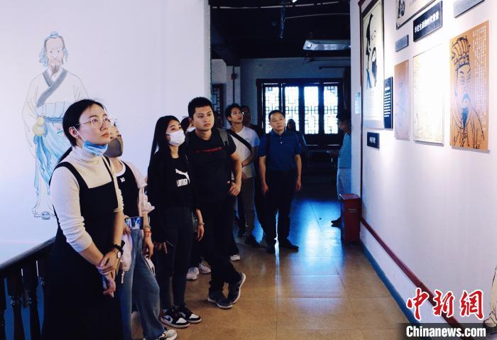 台湾兄妹“中华药都”安徽亳州谒华佗