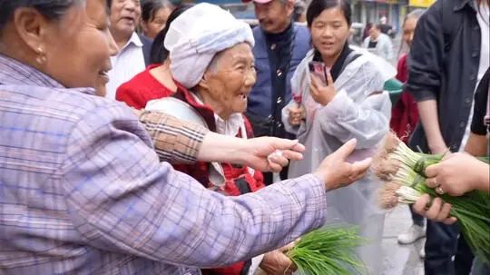 重庆网红渡轮用直播打赏请卖菜老人吃早饭！