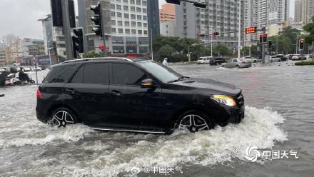 广西南宁遭遇大暴雨 城区内涝严重车行如船 广西南宁遭遇大暴雨 城区内涝严重车行如船
