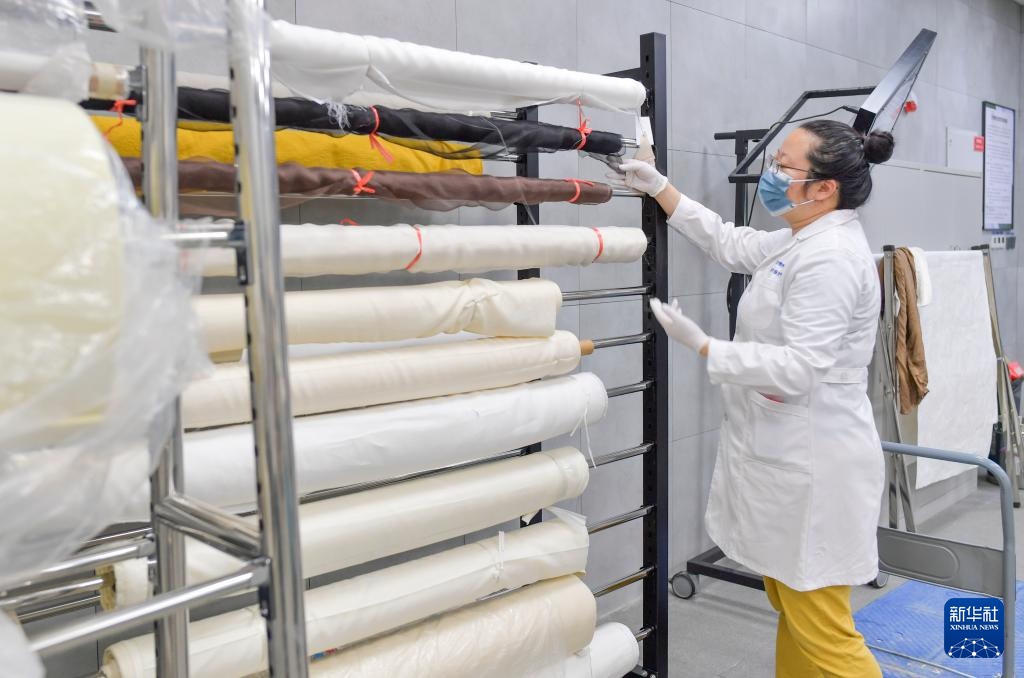 新疆文物修复师:用指尖匠心唤醒文物 新疆文物修复师:用指尖匠心唤醒文物