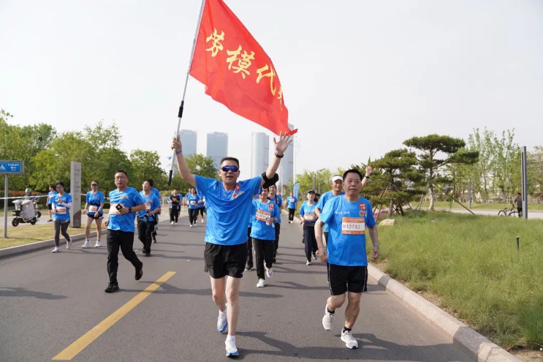 完赛！他们是首届全国职工马拉松冠军