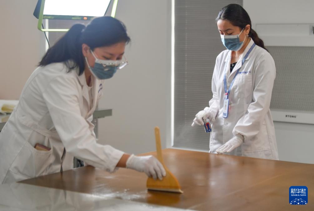 新疆文物修复师:用指尖匠心唤醒文物 新疆文物修复师:用指尖匠心唤醒文物