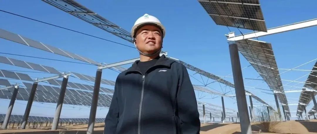 小伙在沙漠种树,造出一片蓝色的“海”! 小伙在沙漠种树,造出一片蓝色的“海”!