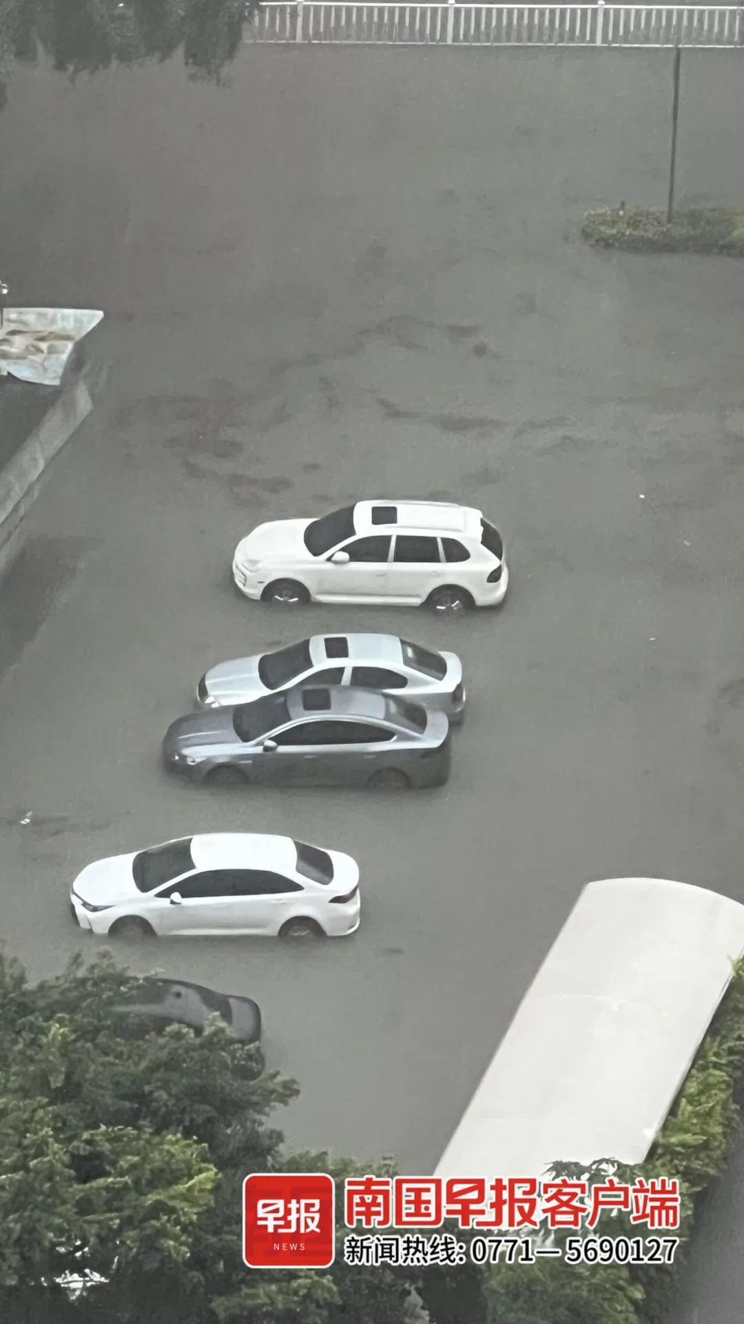 特大暴雨来了！南宁多条道路积水严重，有车辆被淹！暴雨红色预警发布→