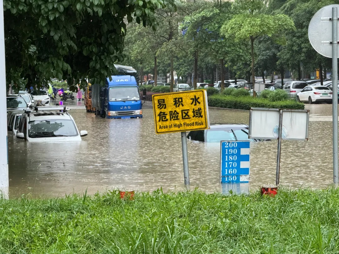 广西南宁暴雨致城区内涝、车辆被淹!多地发布预警→ 广西南宁暴雨致城区内涝、车辆被淹!多地发布预警→