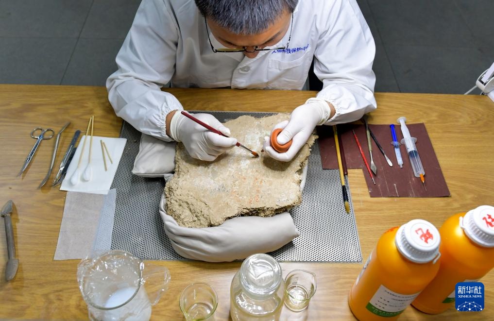 新疆文物修复师:用指尖匠心唤醒文物 新疆文物修复师:用指尖匠心唤醒文物