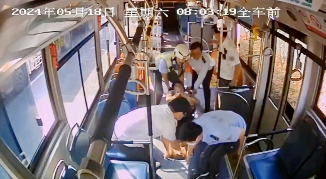 合肥一公交车突发！司机紧急报警求援