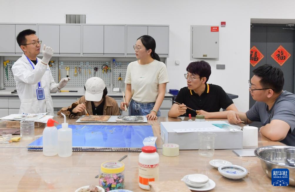 新疆文物修复师:用指尖匠心唤醒文物 新疆文物修复师:用指尖匠心唤醒文物