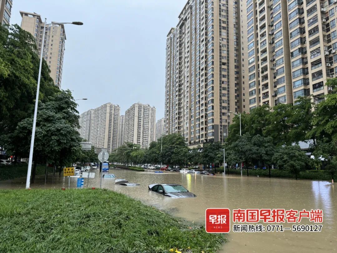 特大暴雨来了！南宁多条道路积水严重，有车辆被淹！暴雨红色预警发布→