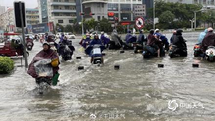 广西南宁遭遇大暴雨 城区内涝严重车行如船 广西南宁遭遇大暴雨 城区内涝严重车行如船
