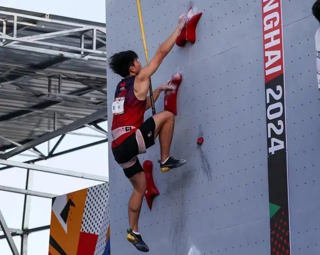 像在飞！中国姑娘攀岩仿佛有轻功加持