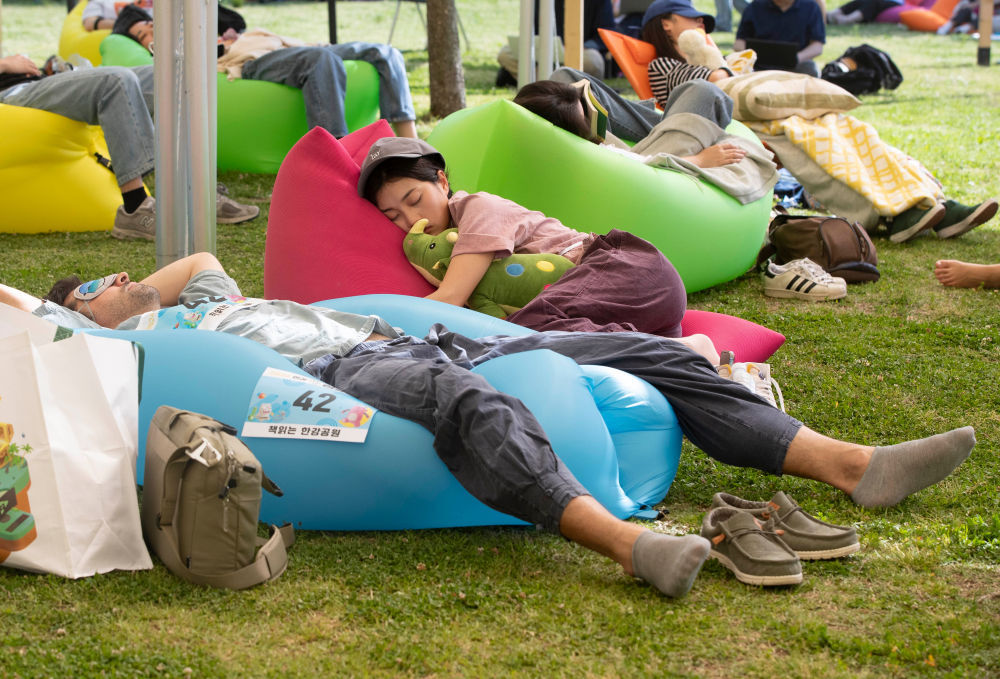 韩国首尔：比比谁是睡觉大王