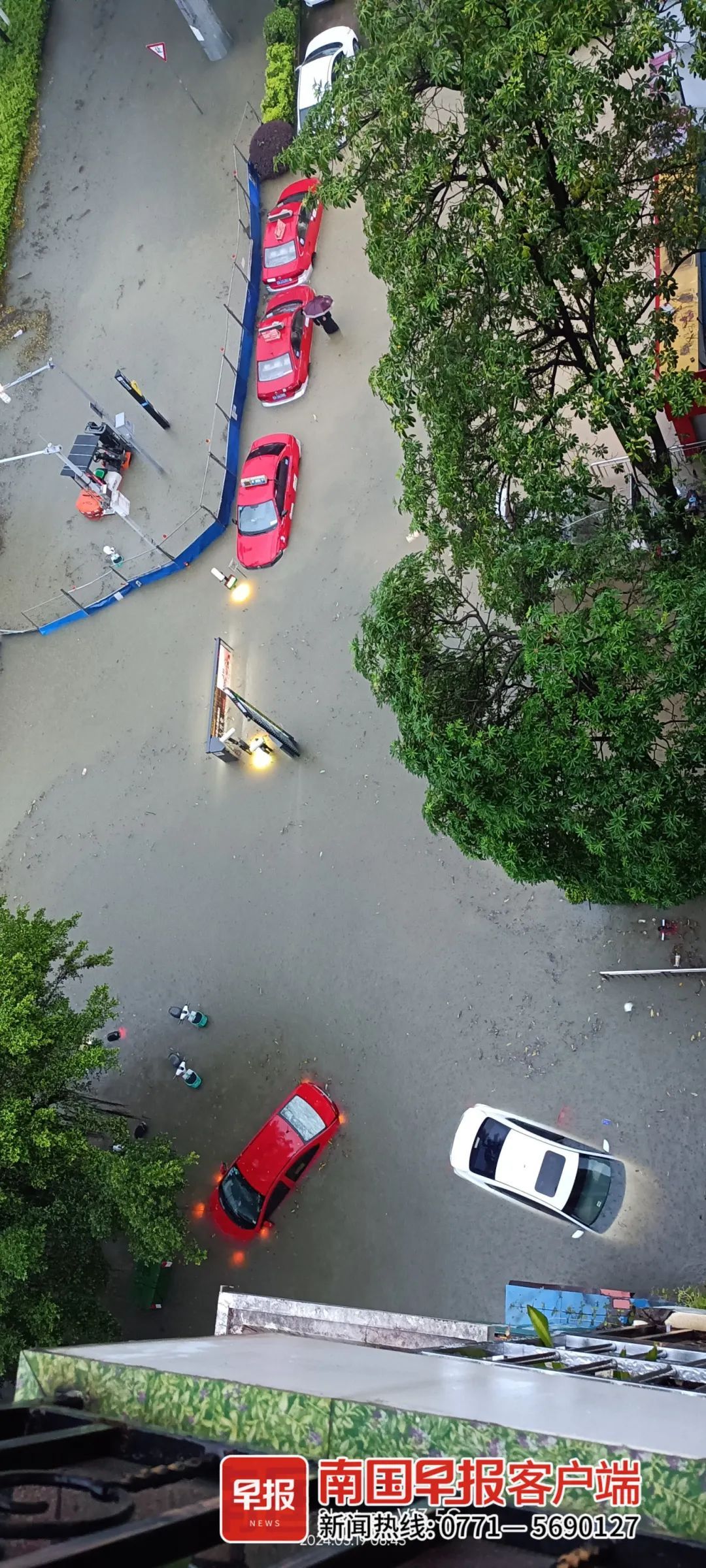 广西特大暴雨雨强破纪录！城区内涝、车辆被淹，市民抡锤砸墙放水→