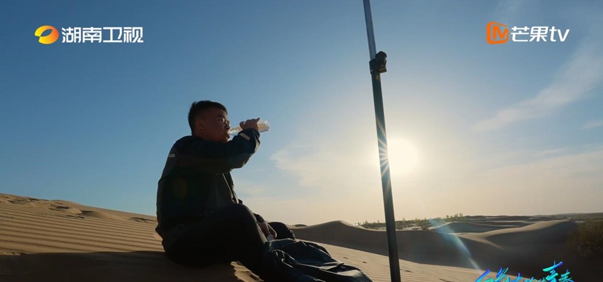 小伙在沙漠种树,造出一片蓝色的“海”! 小伙在沙漠种树,造出一片蓝色的“海”!