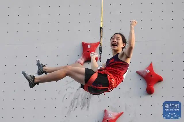 像在飞！中国姑娘攀岩仿佛有轻功加持