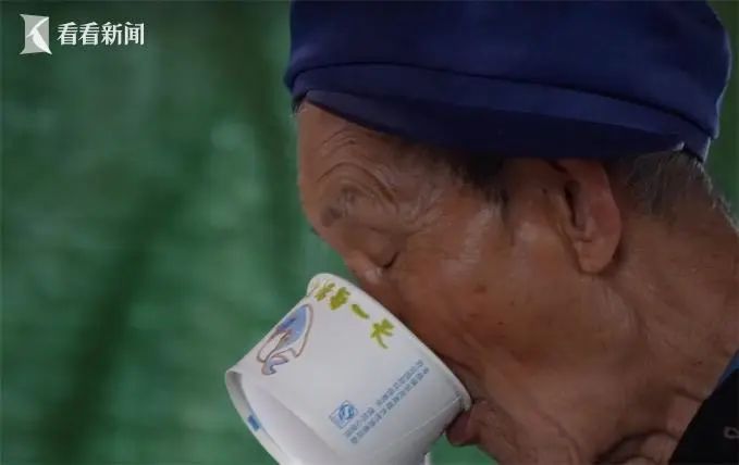 重庆网红渡轮用直播打赏请卖菜老人吃早饭！