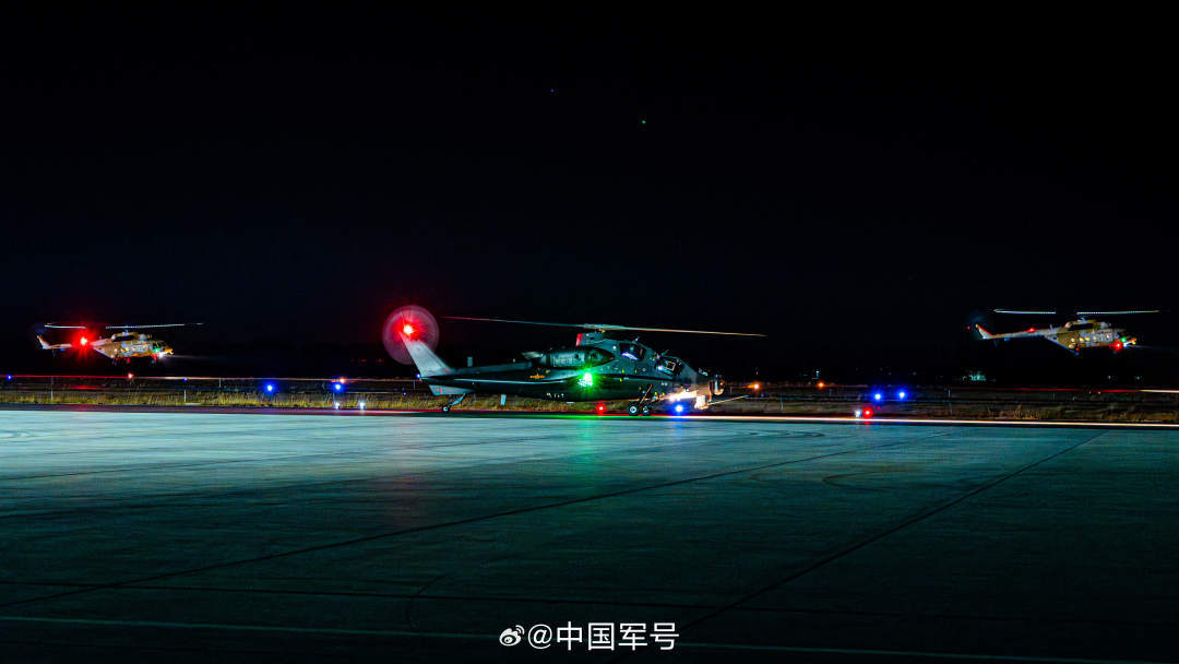 壁纸上新！战机划破夜空飞行训练大片